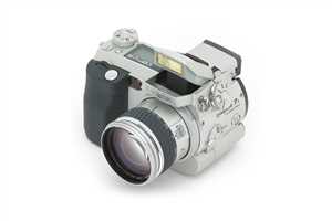 Minolta Dimage 7i (2002) - 28-200mm - war die damals preiswerteste 5-MP-Kamera und zu seiner Zeit schnellste Autofokus seiner Klasse (Bild: www.dpreview.com)