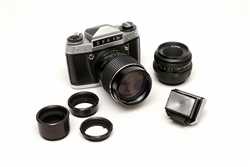 Pentagon Exa 1b (1985) - ersetzt die Exa 1a, Festbrennweite Revuenon 135mm f/2.8 Tele, Carl Zeiss Jena Tessar 50mm f/2.8, M42-Mount, Prismensucher mit Schnittbildfresnellinse, Makro-Zwischenringe