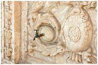 Details am Reinigungsbrunnen im Hof der Alabastermoschee